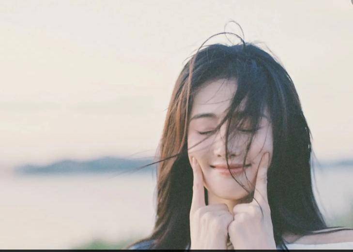 1岁生日美照默默许愿幸福感十足！AG真人百家家乐APP白鹿晒3