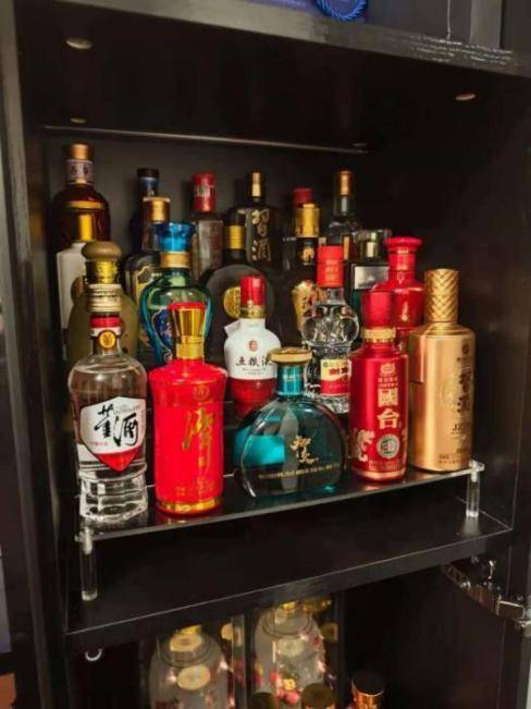 片的年轻人爱上小瓶白酒AG真人游戏地址拒