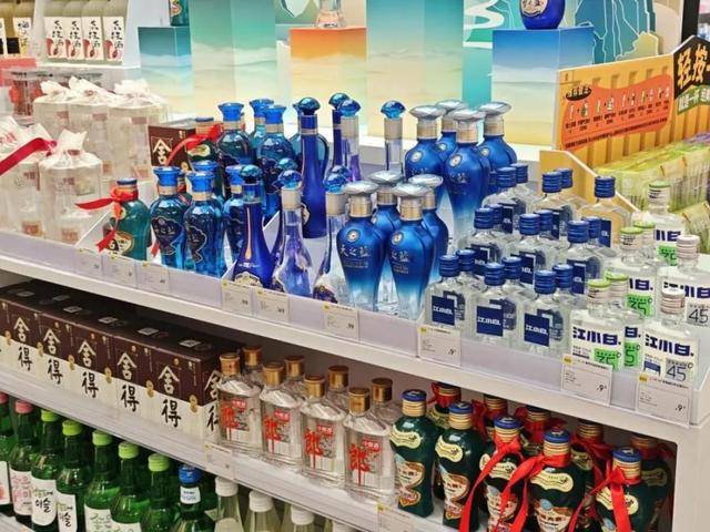 片的年轻人爱上小瓶白酒AG真人游戏地址拒绝断(图4)