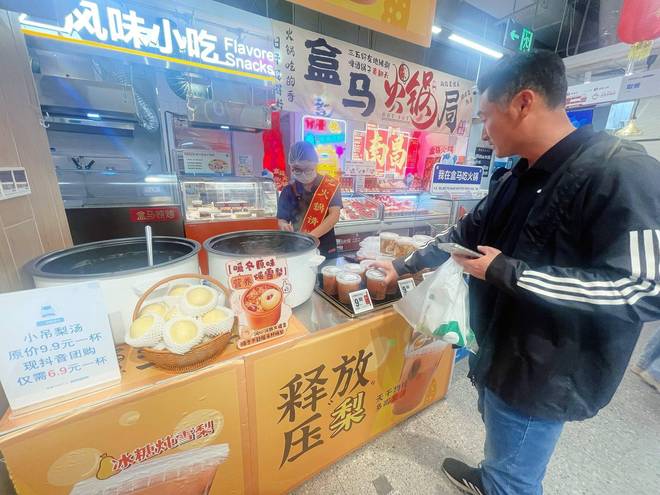 锅销售涨八成、餐桌被“治愈系”承包AG真人国际立冬暖消费升温 盒马火(图2)